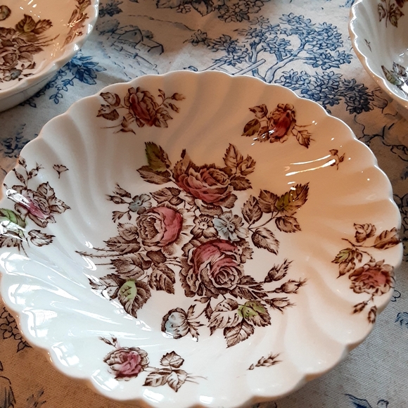 4 JOHNSON BROTHERS,  Devon Sprays,  5" Berry Bowls - Picture 2 of 4